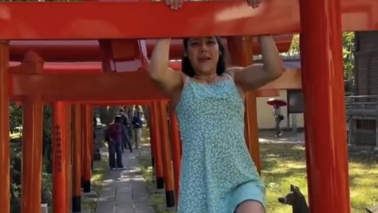 智利女网红在日本神社挑战引体向上，力量与自信的展现