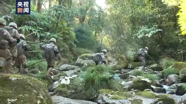 部队穿越哀牢山的暖心之旅，现场画面展现感人瞬间