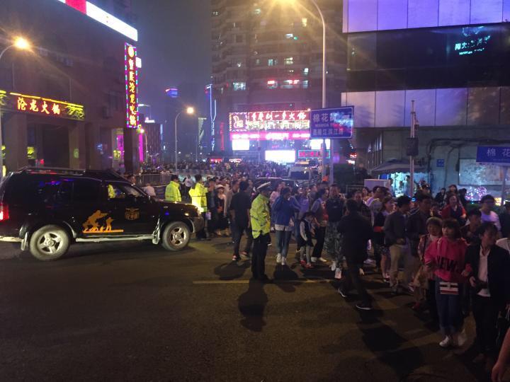 马路摆摊夫妻与特色小店的抉择，执法人员劝离背后的故事