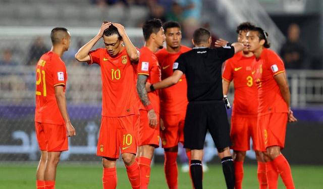 国足球员质疑伊万换人手法，情绪爆发还是战术分歧？