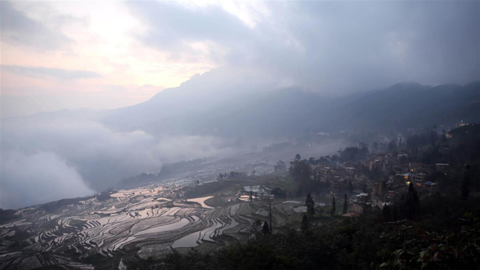 部队穿越哀牢山现场画面