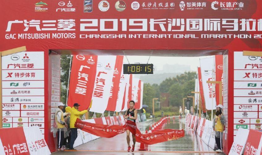 官方回应马拉松冲线遭阻拦事件，赛场公正神圣不容侵犯！