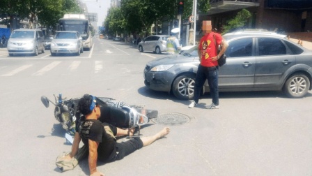 男子撞电动车赔款背后的故事与反思，从2500元事件看事故处理与道德考量