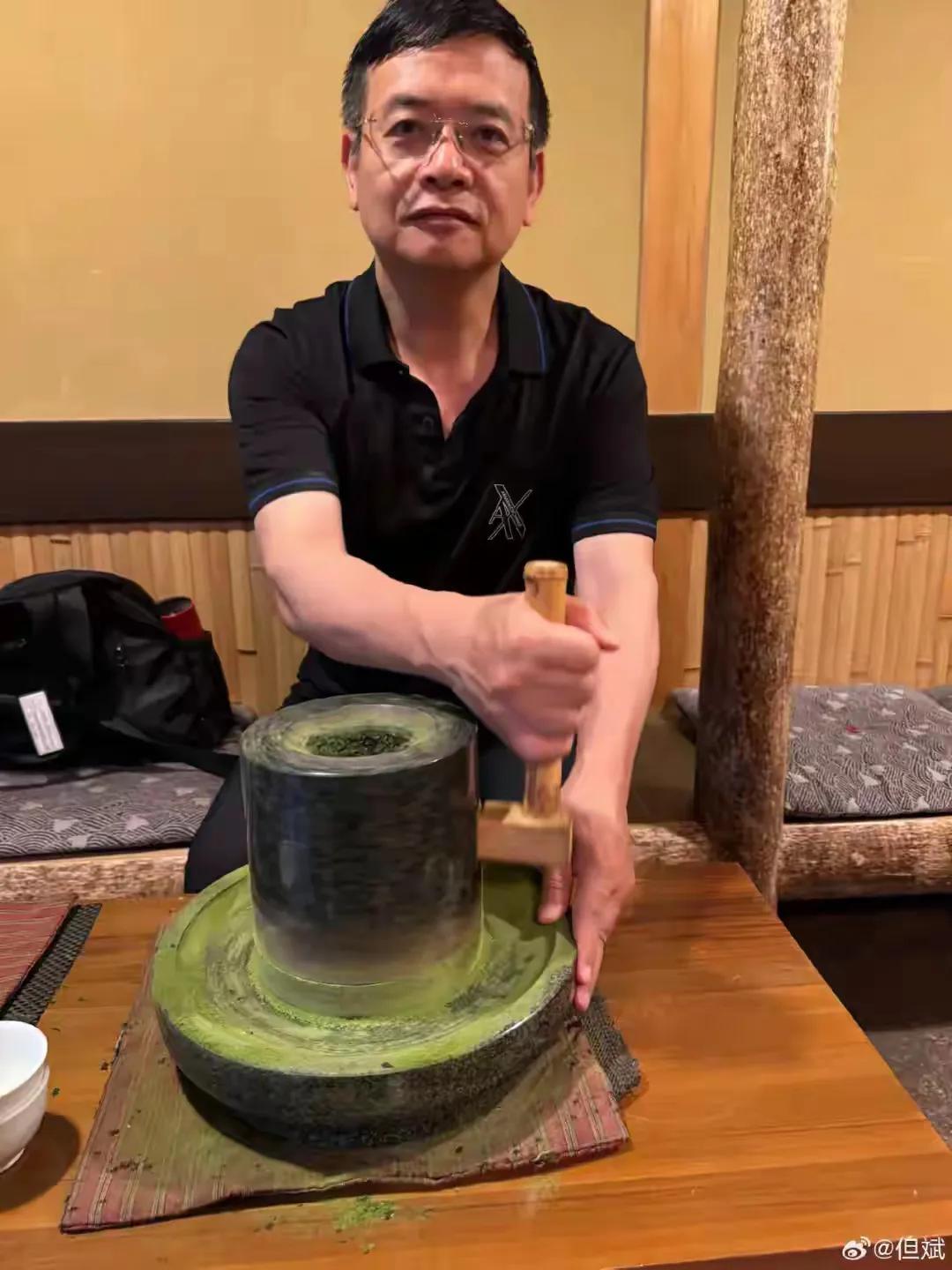 任泽平与但斌禁关注日常趣事，热议背后的趣事