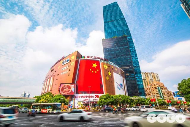 国足比赛现场巨型国旗震撼心灵，小巷中的隐藏宝藏展露真容