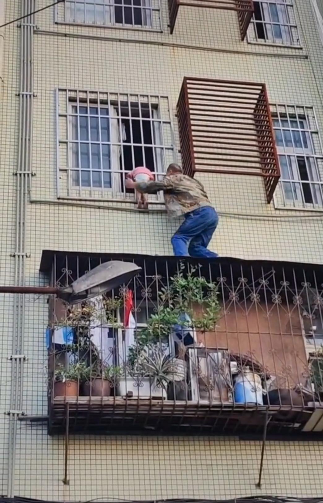 拖鞋大哥英雄救险，守护幼童生命之光，徒手爬窗拯救瞬间！