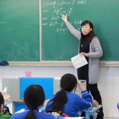 校方回应班主任在班级群大骂事件，深层解读与反思