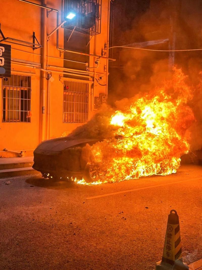 深圳小区突发火灾，多次爆炸声响起，邻里温情展现时刻