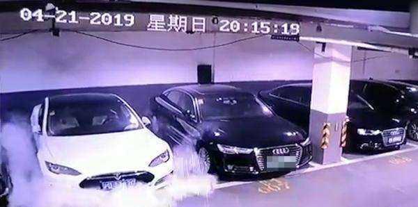 韩国特斯拉起火事件，司机被困后座惨遭烧亡的悲剧