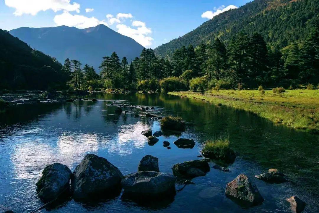 香格里拉无底湖徒步热潮涌动