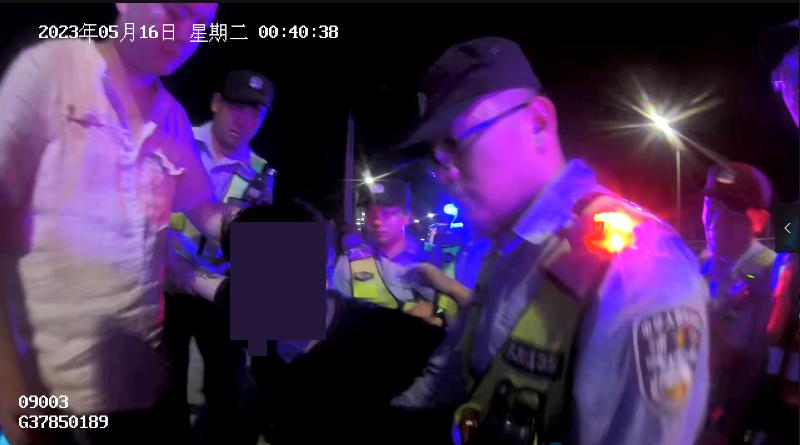 民警英勇救援，合力救下跳桥男子，生命守护者的瞬间光辉