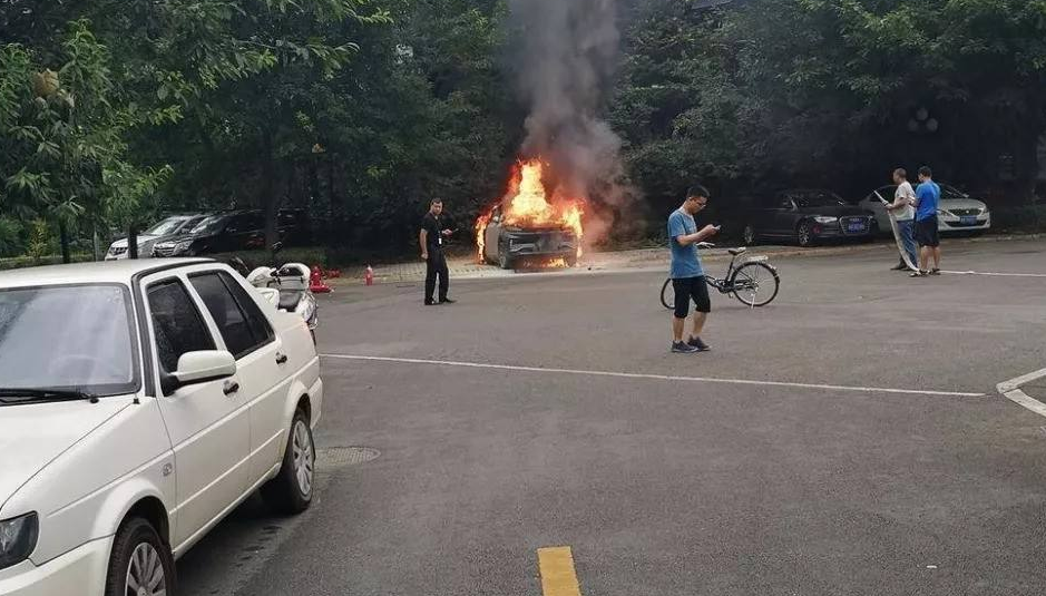 轿车突发自燃爷孙被困，众人英勇施救脱险时刻