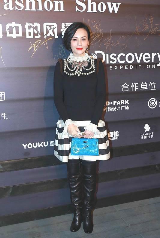 雪姨王琳上海时装周展现自信魅力，时尚逆袭之旅