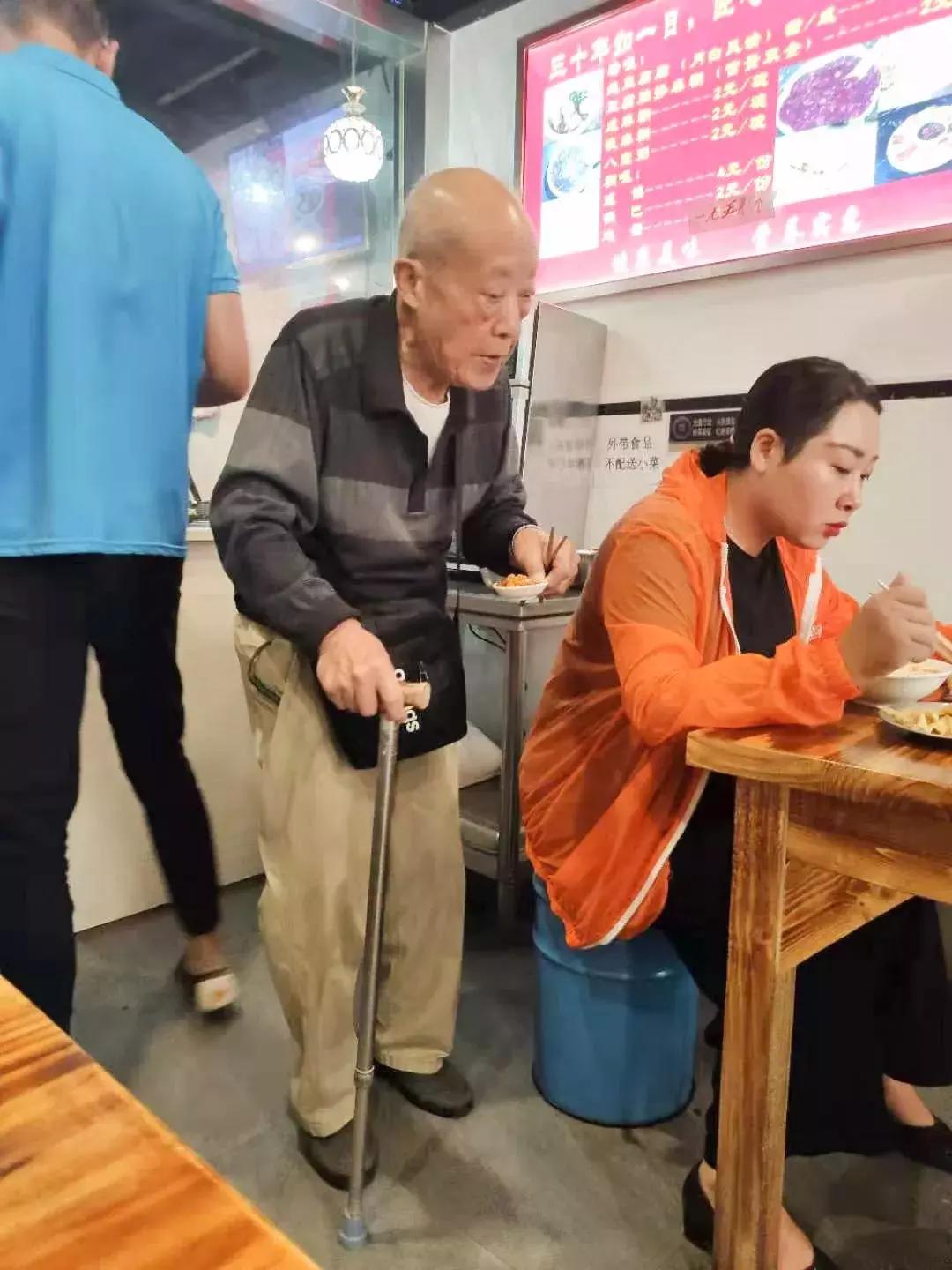 姚明TS，小巷深处的篮球风味小店故事