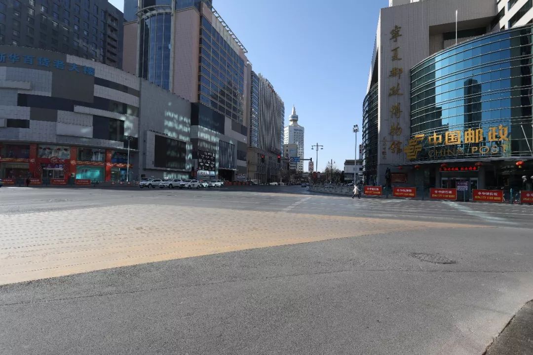 城市繁华脉搏，人民大街与团结路的交汇之处