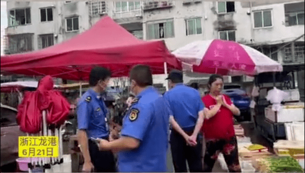 科技新品重塑街头摆摊新体验，执法人员劝离违规摆摊夫妻，倡导有序经营之路