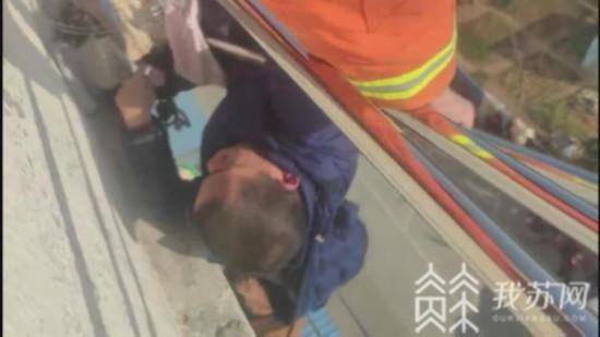 拖鞋大哥英勇爬窗救悬挂窗外的幼童