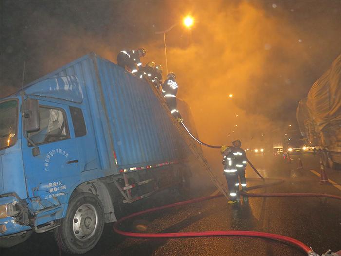 深圳小区突发火灾，多次传出爆炸声