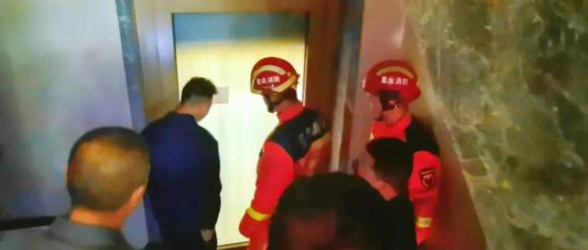 女子独自在家被困电梯一天一夜，经历与反思