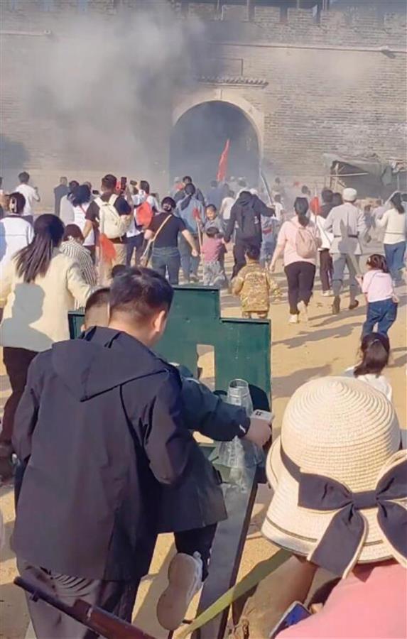 跟着团长打县城爆火，家庭欢乐之旅引发关注，景区回应。