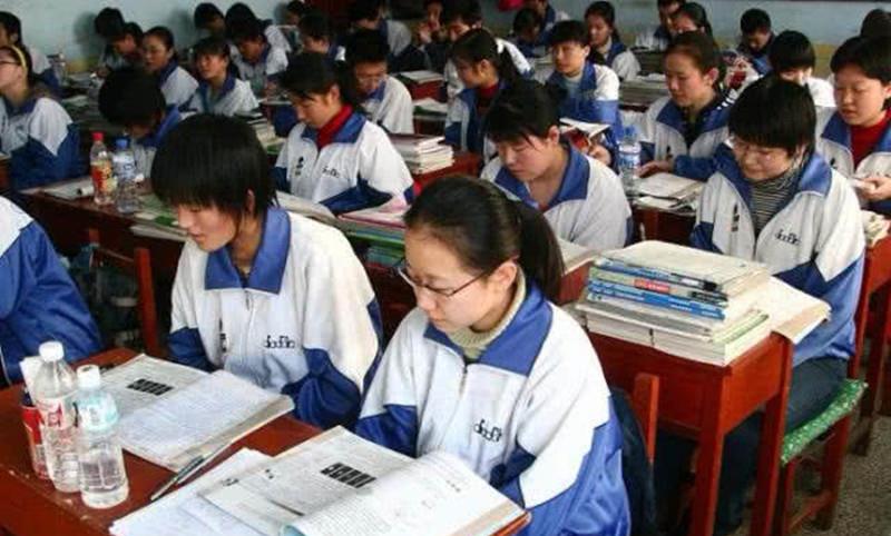 学生进校遭搜身事件引争议，校方回应质疑