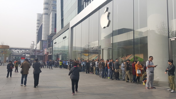 苹果放弃大屏iPhone SE机型，探索独特小巷小店之旅