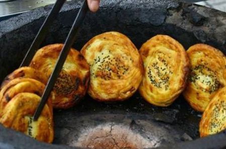 福州锅盔大叔火爆出炉，智能化新体验与科技美食重塑生活，市民排长队支持！