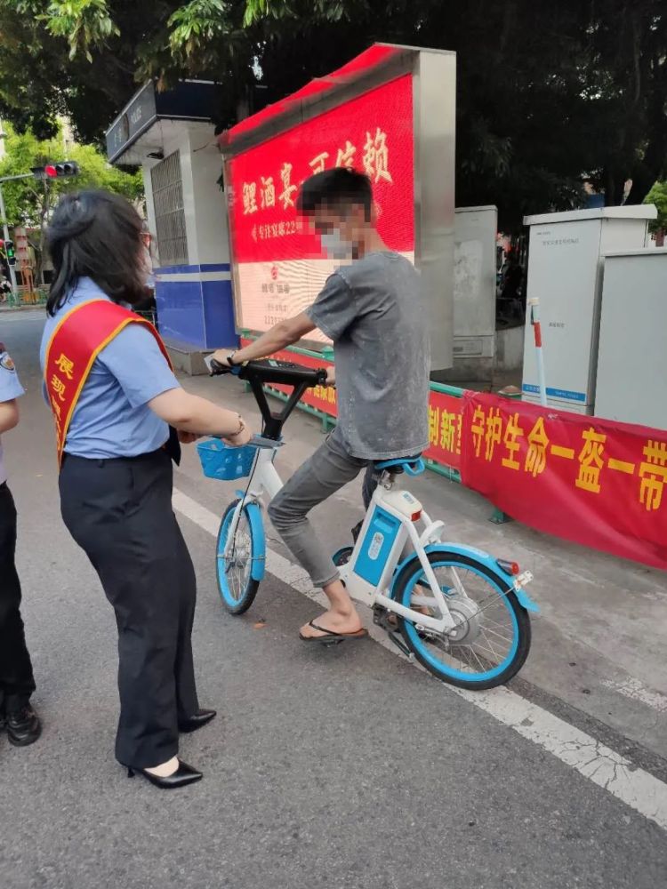 小交警贴脸劝导