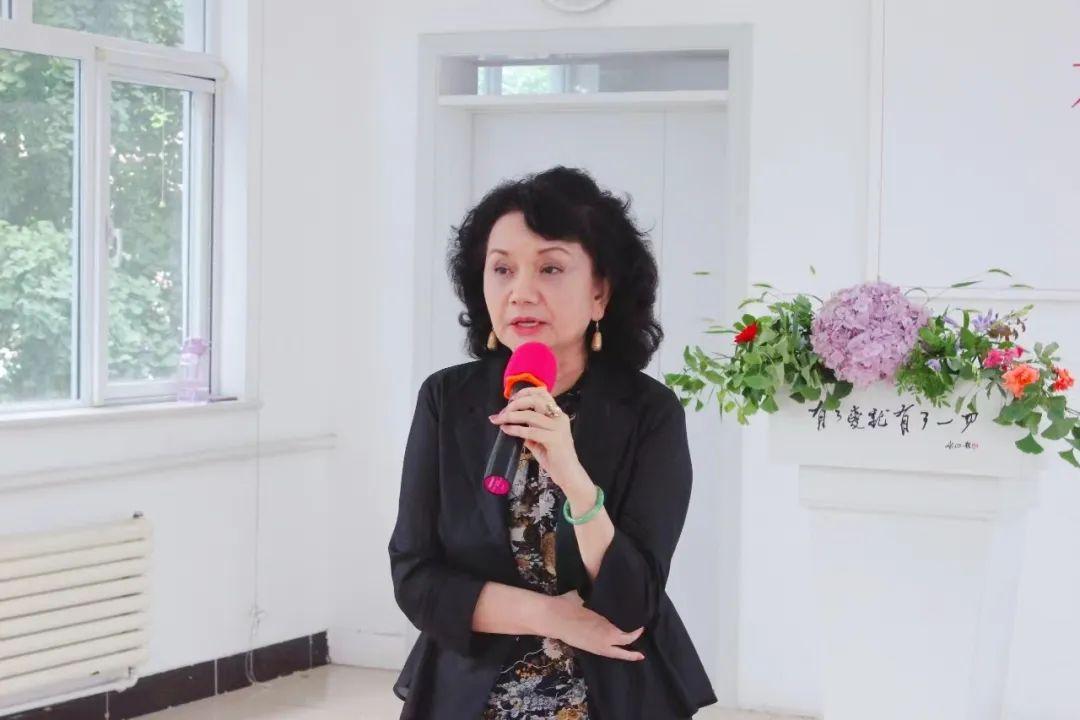 遇害女幼师父亲发声，自然美景之旅寻求内心平静与正义之路探索