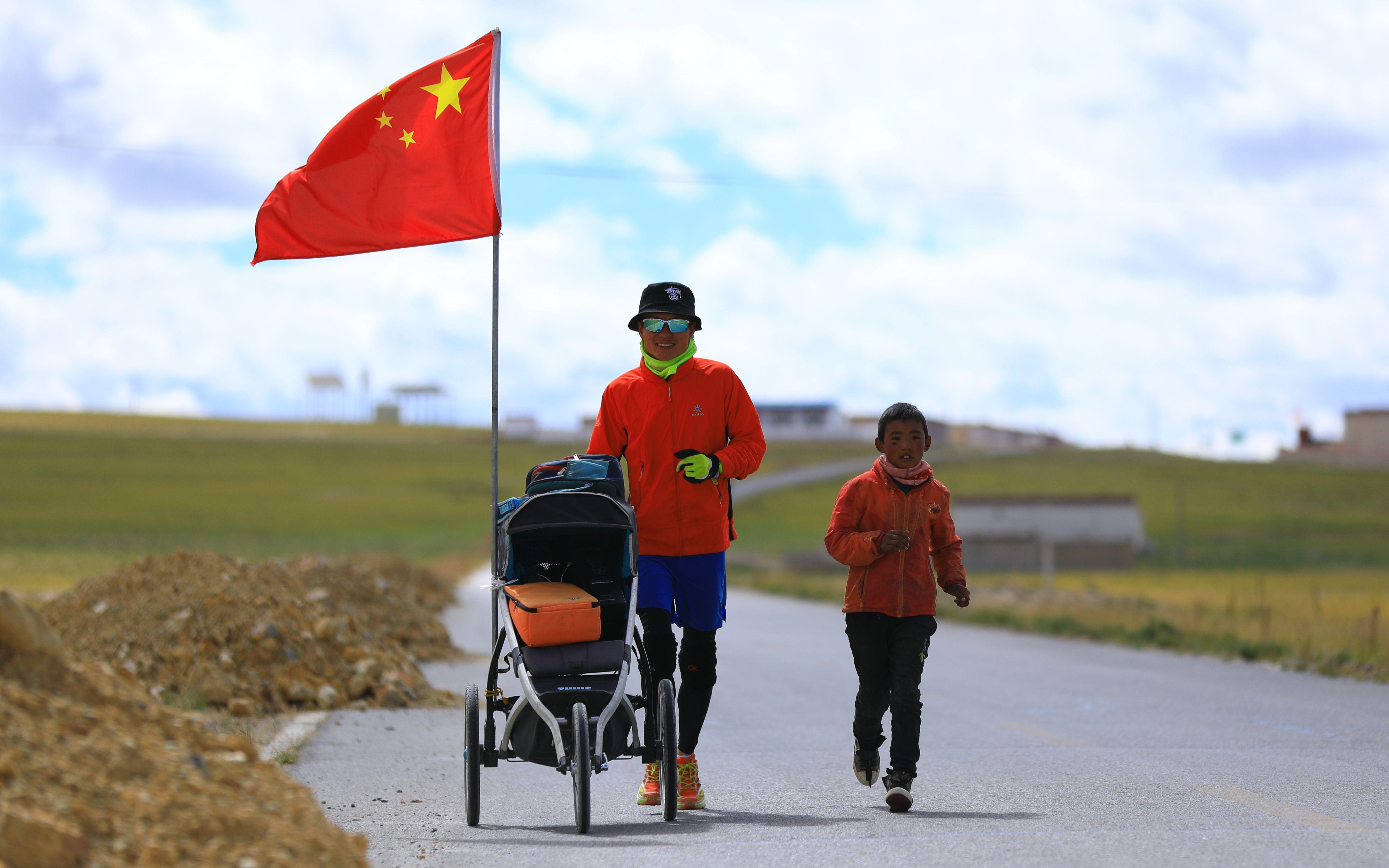 车主高速遇陪跑，双闪告别显真情谊