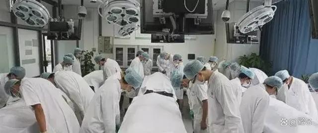 医学生晒与大体老师头骨合影引发争议关注