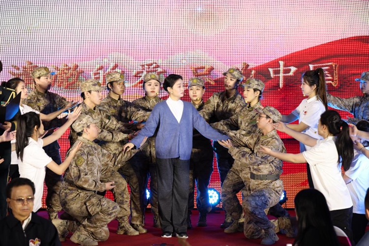 烈士陈祥榕母亲为问勇路揭牌，勇气的传承与烈士精神的缅怀
