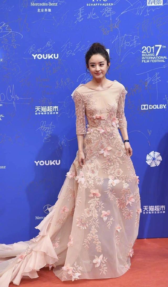 刘亦菲压轴亮相VOGUE盛典红毯，星光璀璨下的温情时刻