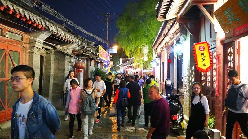 小巷深处的独特邂逅，最新哲理启示录