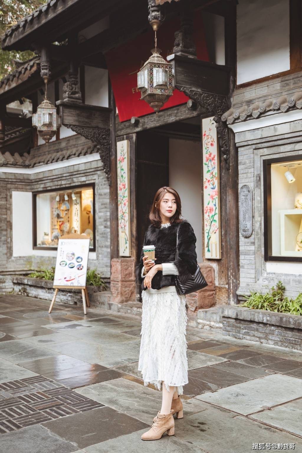 美女最新写真，小巷深处的独特风情小店之美