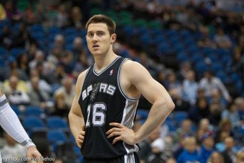 前NBA球员阿隆·贝恩斯宣布退役，多重因素理性分析退役背后原因