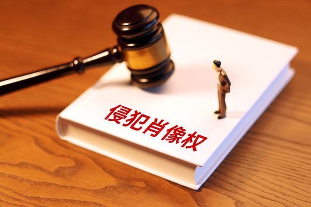 网红直播情侣亲昵偷拍与过安检现象，争议与启示