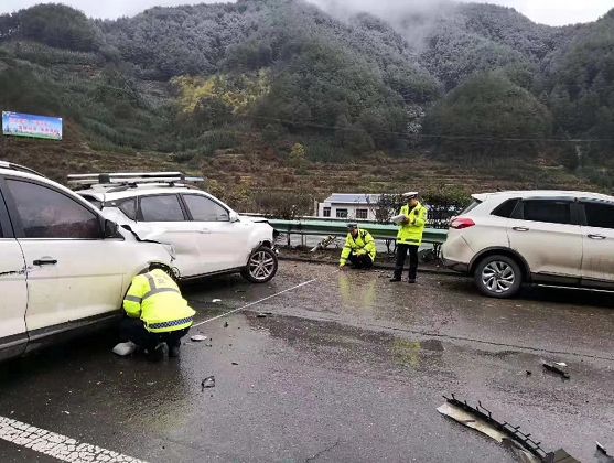 小车超车道上违停引发4车追尾,小车超车道上违停引发4车追尾事件处理步骤指南（适用于初学者及进阶用户）
