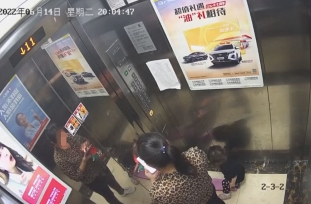 律师分析女童被打满嘴血父亲不追究,律师分析，女童被打满嘴血事件及其深远影响