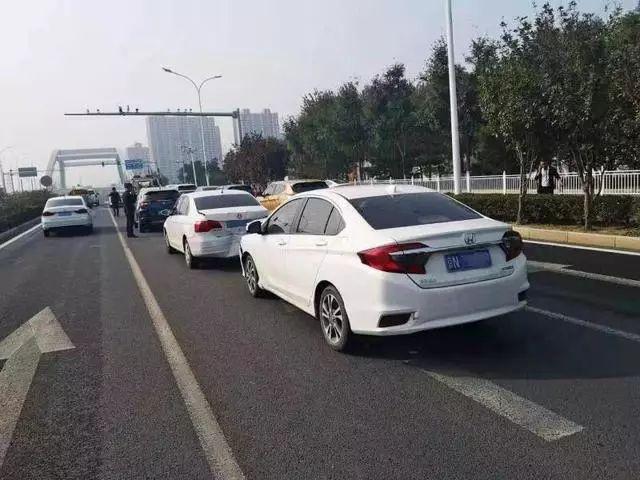 小车超车道上违停引发4车追尾,🚗 小车超车道违停，引发四车惨烈追尾！🚓