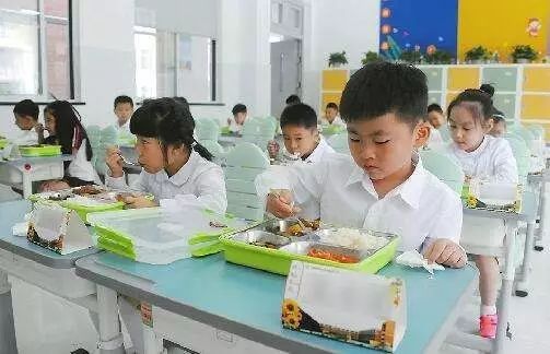 学校食堂惊现臭肉事件通报，探寻特色小店背后的食品安全问题