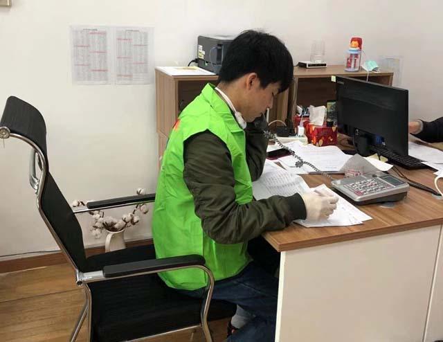 网红强迫机场志愿者摘口罩被拘事件，公众秩序与个人权利的冲突与探讨