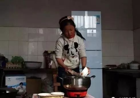 百岁姐姐与94岁妹妹的深情重逢，岁月中的亲情拉扯与深刻对话