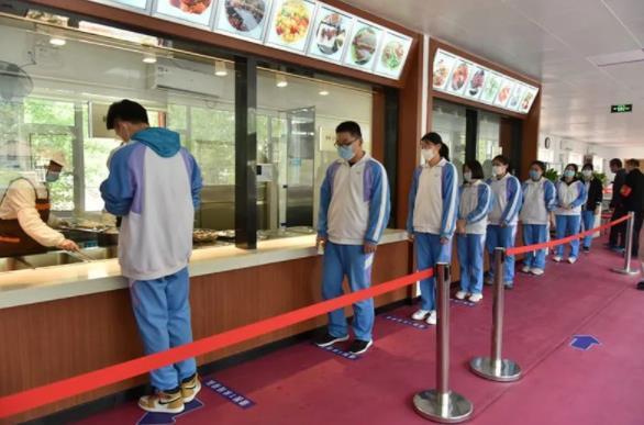 校方回应家长吐槽食堂生肉是臭的,校方回应食堂风波，一场自然美景的治愈之旅，重拾内心的宁静