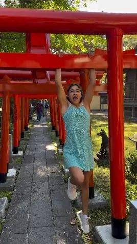 智利女网红在日本神社挑战引体向上