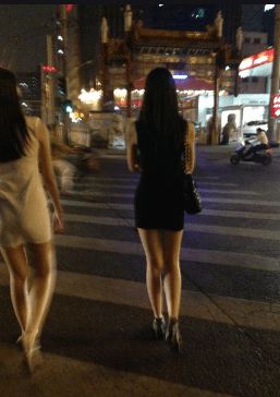 男子扮女装深夜尾随，友情与理解的温馨故事