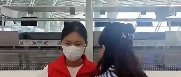 网红机场争议事件，志愿者被迫摘口罩引发关注
