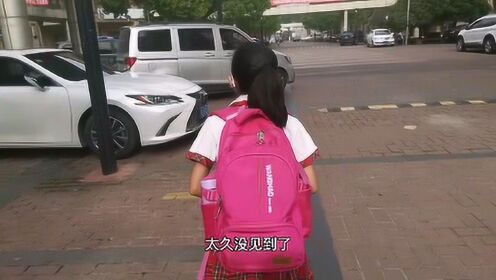 1岁弟弟守护家门口，迎接3岁姐姐的放学之旅