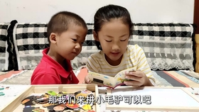温馨瞬间，弟弟家门口迎姐姐放学路