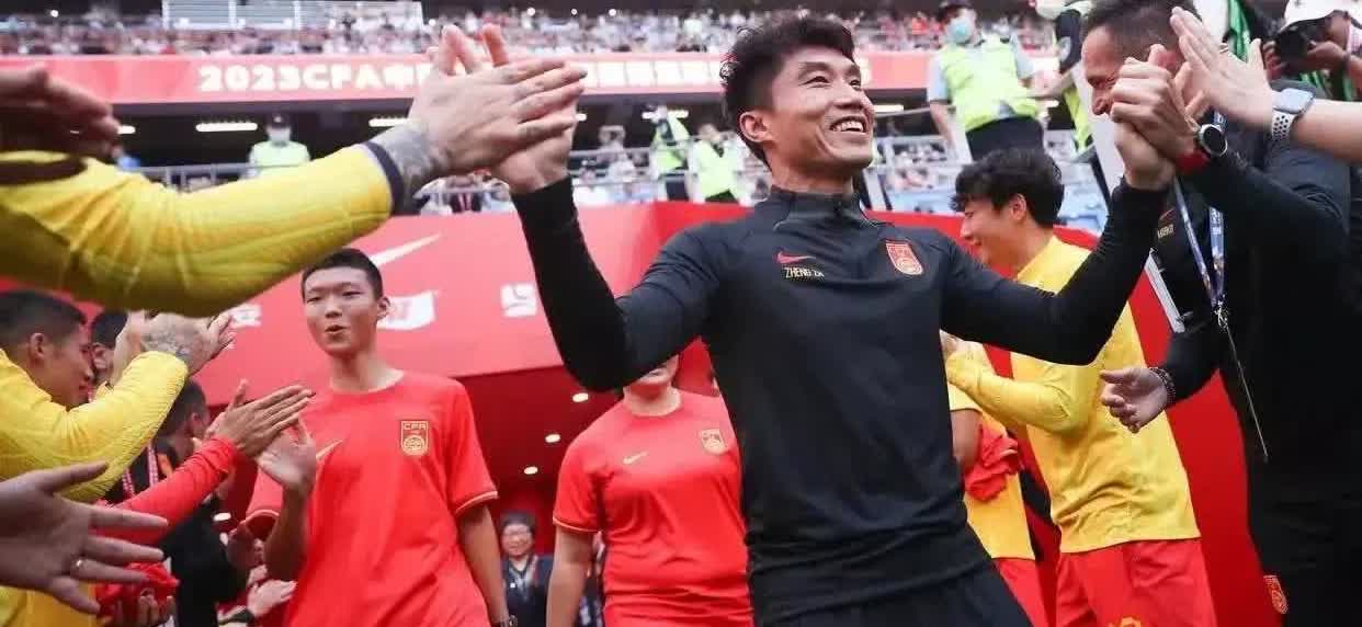 国足球员质疑伊万换人手法，情绪爆发还是战术分歧？